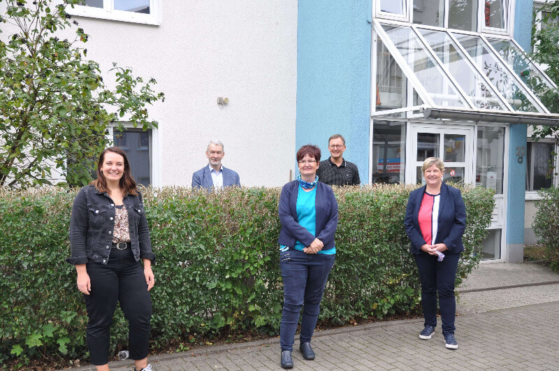 Gruppenfoto vor der Wohnstätte