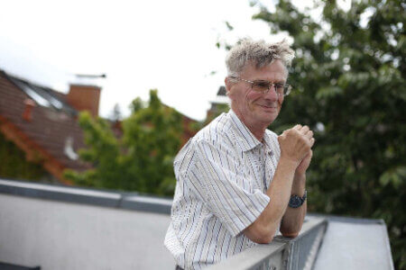 Ein Mann, der auf einer Dachterasse steht