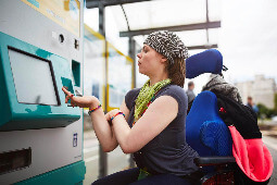 Frau, die an einem Monitor etwas eingibt