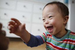 Kleiner Junge der lacht