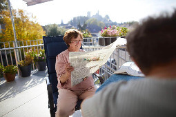 Dame, die Zeitung liest