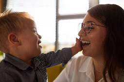 Mutter, die mit ihrem Kind lacht