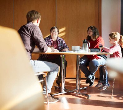 Menschen, die am Tisch sitzen